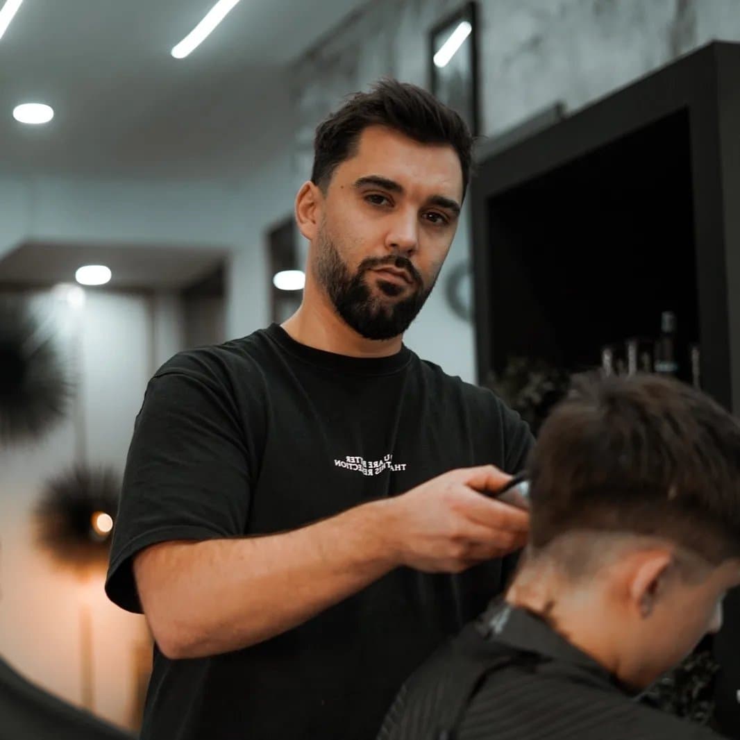 Bernardo Sousa a cortar cabelo